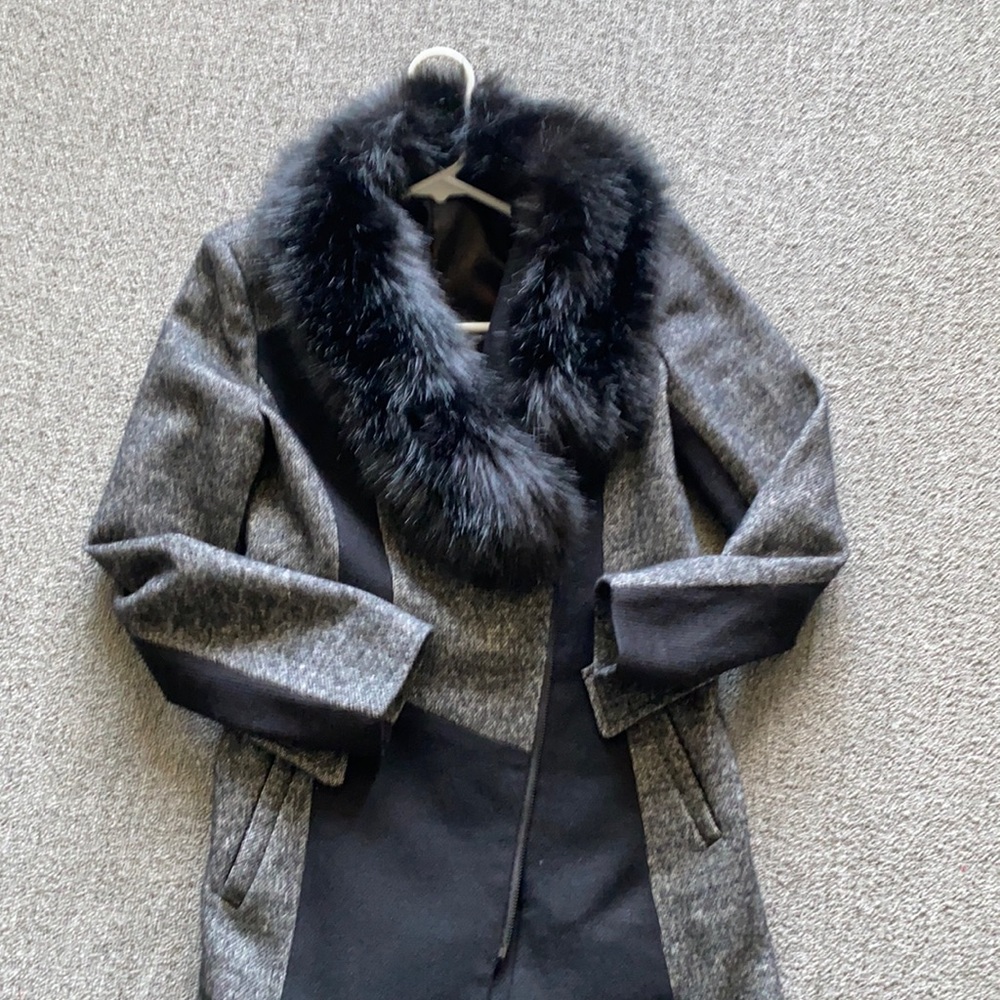 Beautiful coat with removable fur collar small - Picture 3 of 6